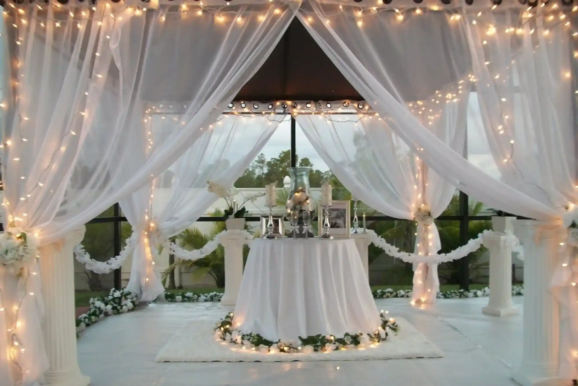 How to Decorate a Gazebo For a Wedding